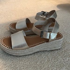 Universal Thread Gold Sandals NWT